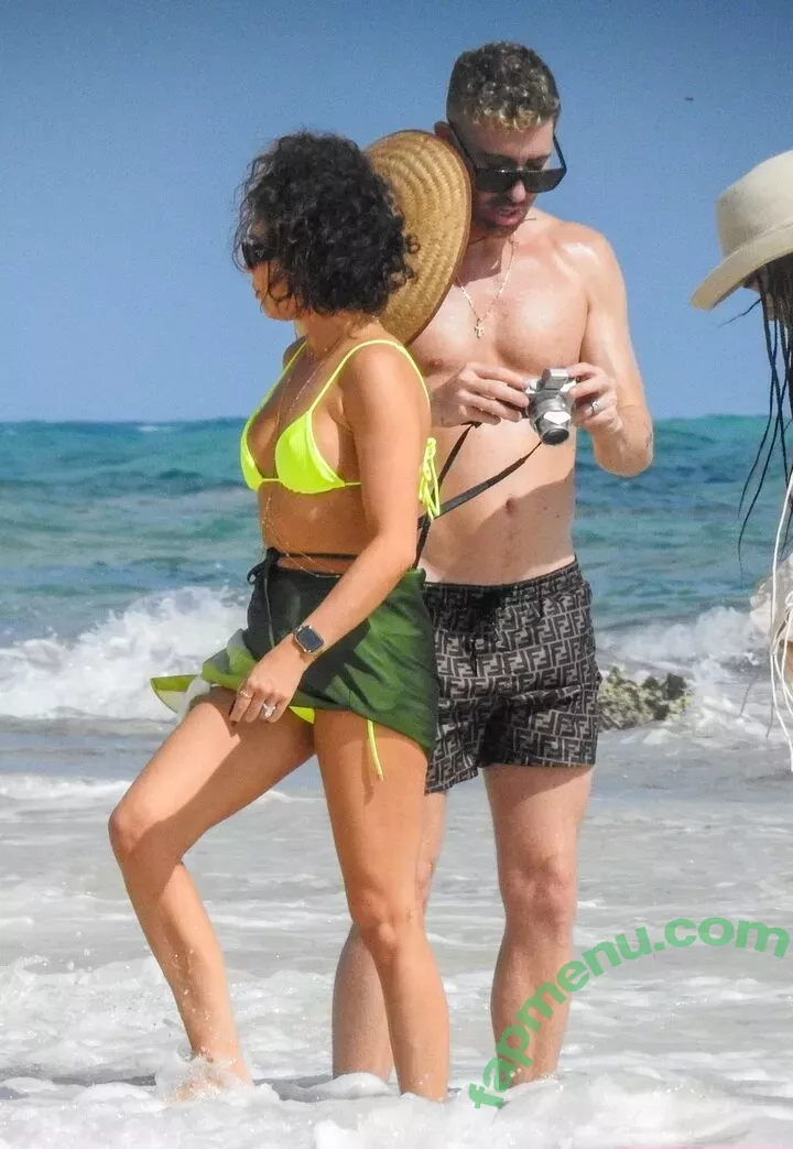 Sarah Hyland nude photo #0442 (Sarah_Hyland / sarahhyland)