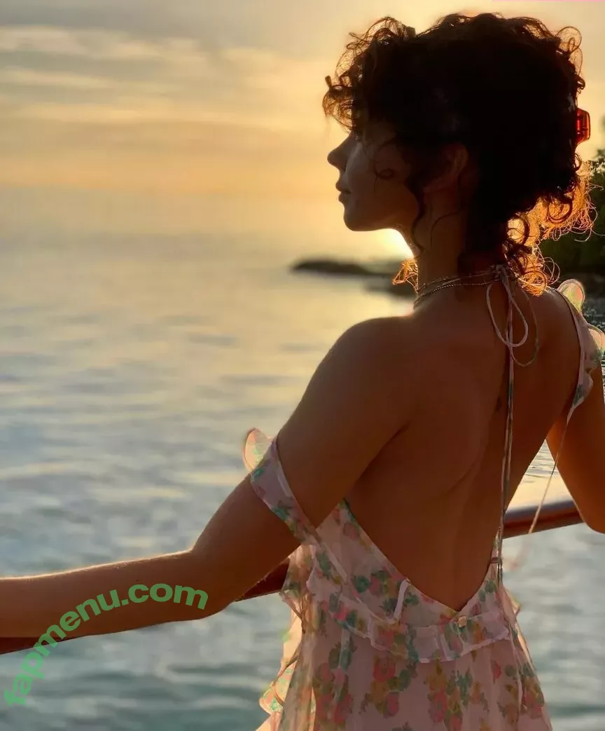Sarah Hyland nude photo #0513 (Sarah_Hyland / sarahhyland)