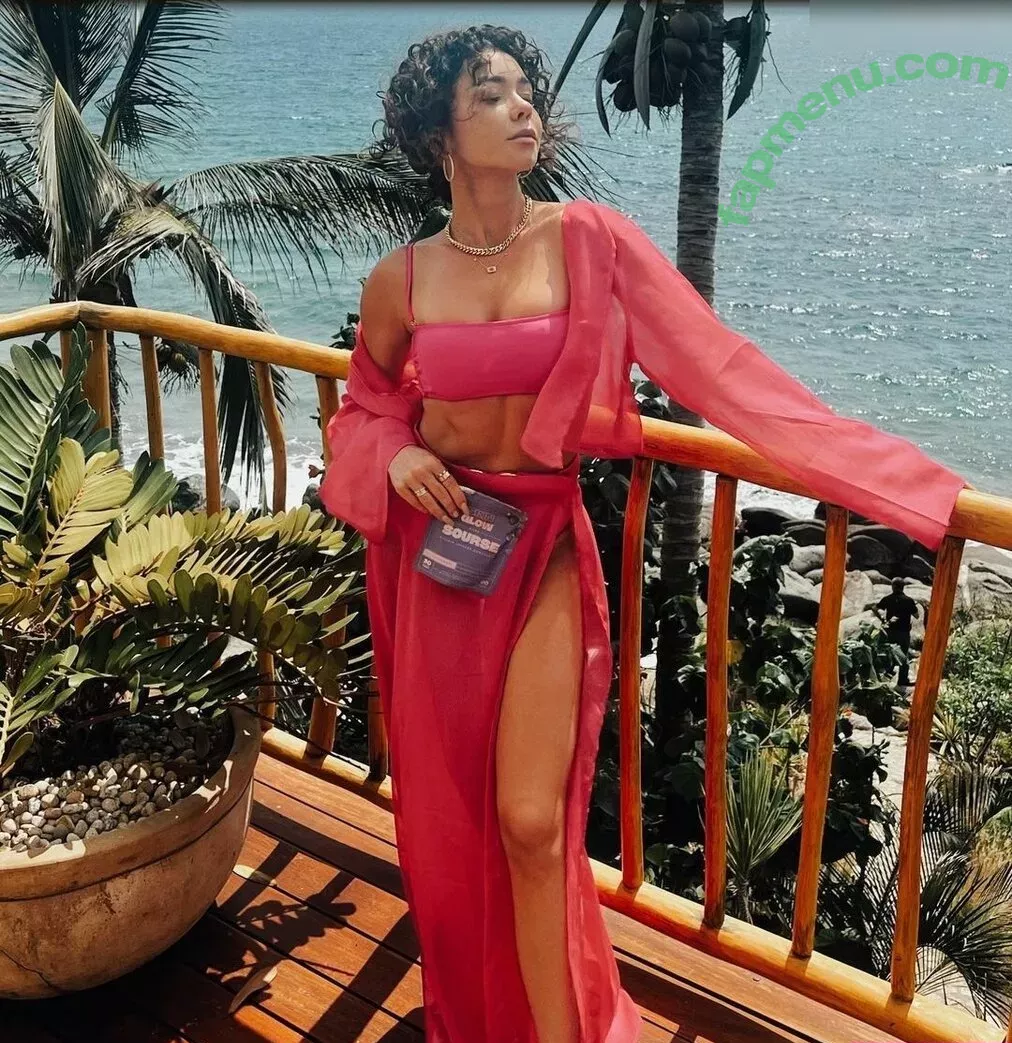 Sarah Hyland nude photo #0695 (Sarah_Hyland / sarahhyland)