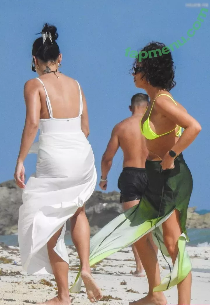 Sarah Hyland nude photo #0727 (Sarah_Hyland / sarahhyland)