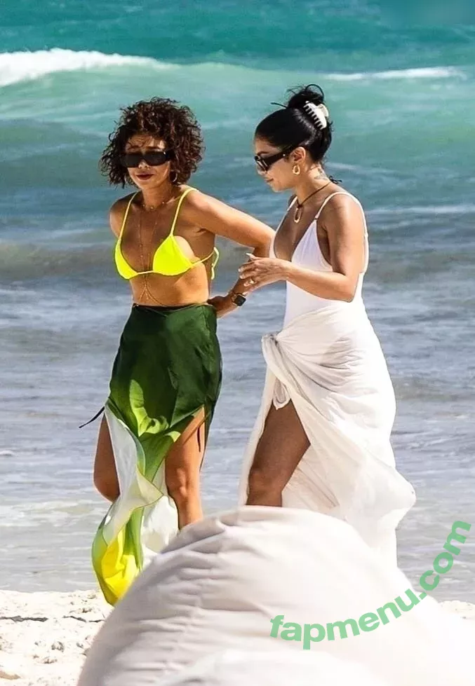 Sarah Hyland nude photo #0733 (Sarah_Hyland / sarahhyland)