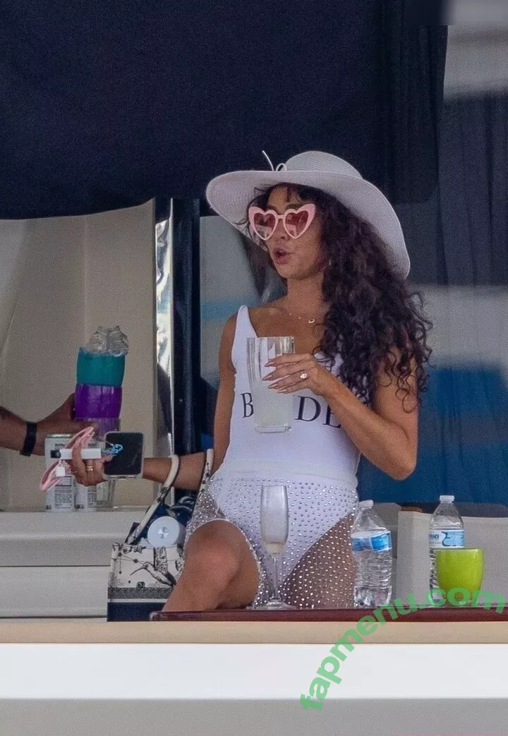 Sarah Hyland nude photo #0885 (Sarah_Hyland / sarahhyland)