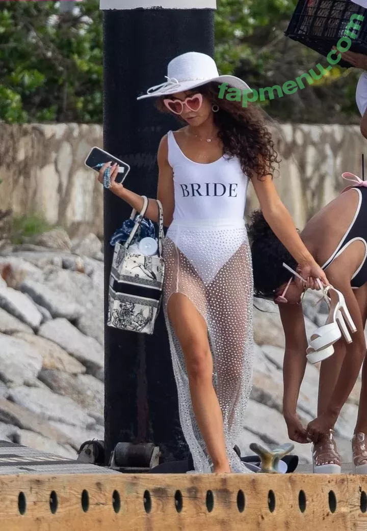 Sarah Hyland nude photo #0891 (Sarah_Hyland / sarahhyland)