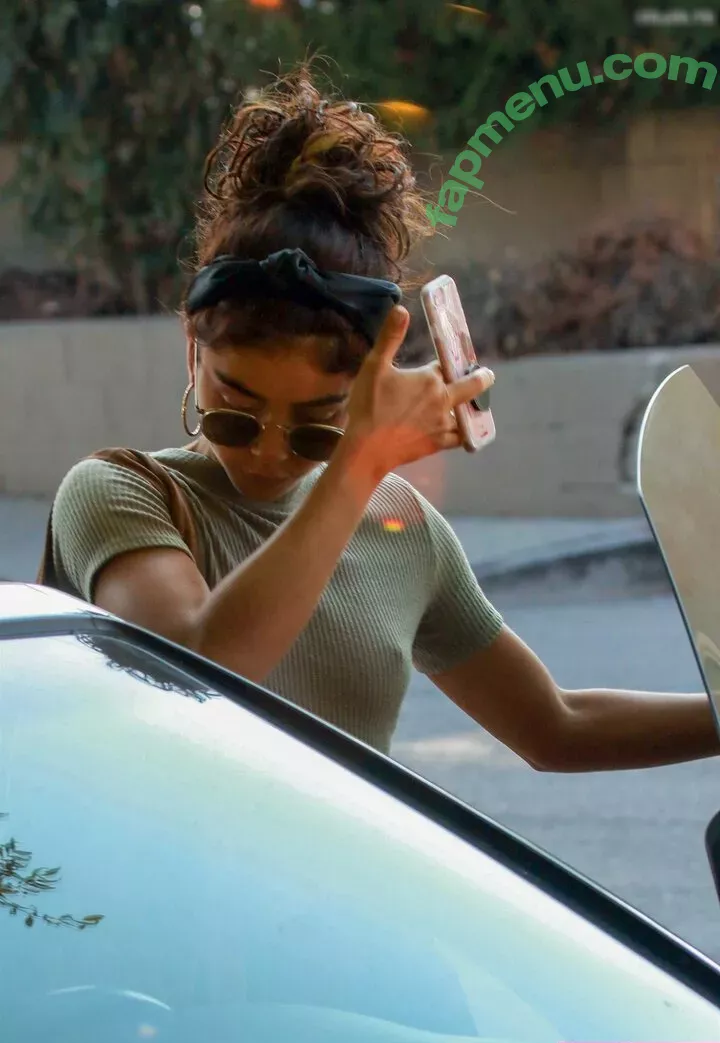 Sarah Hyland nude photo #0991 (Sarah_Hyland / sarahhyland)