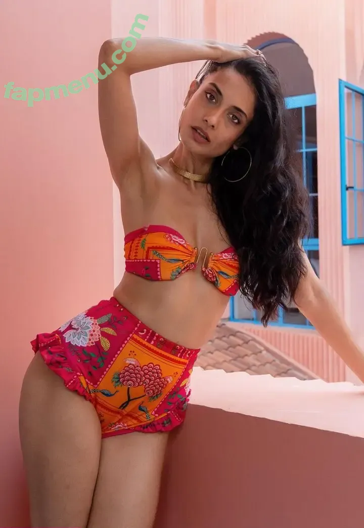 Sarah-Jane Dias nude photo #0002 (sarahjanedias)