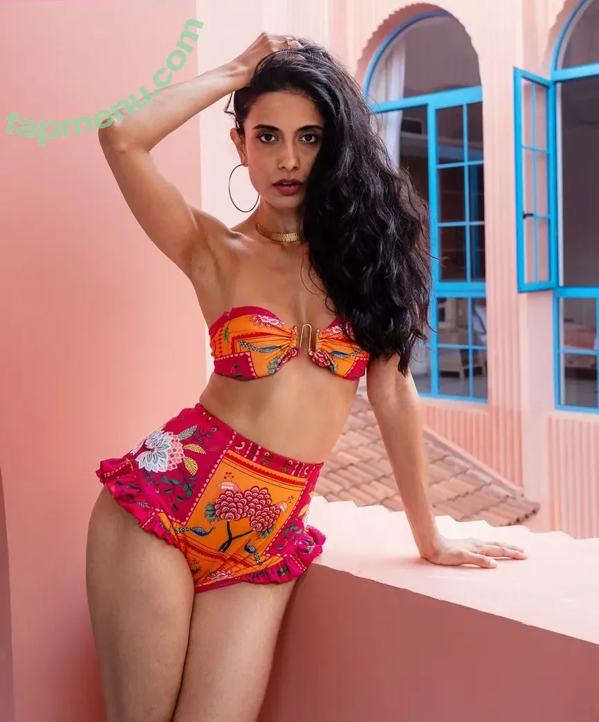Sarah-Jane Dias nude photo #0003 (sarahjanedias)