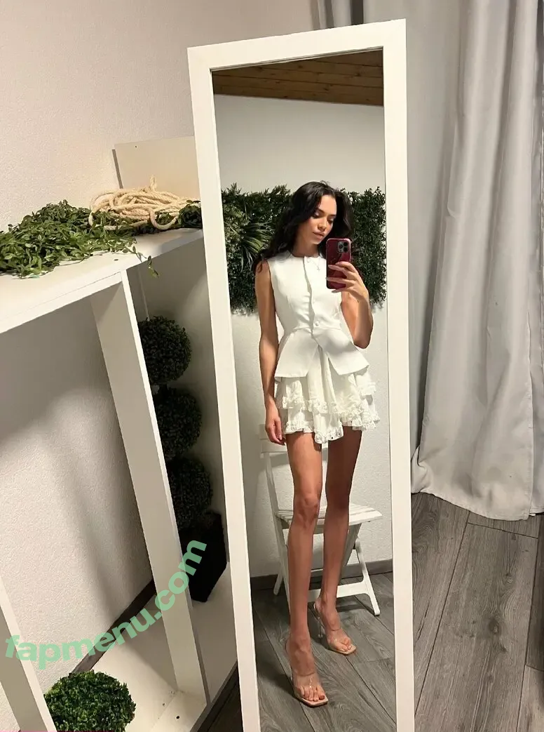 saralimaxo nude photo #0021 (saralimaaxo)