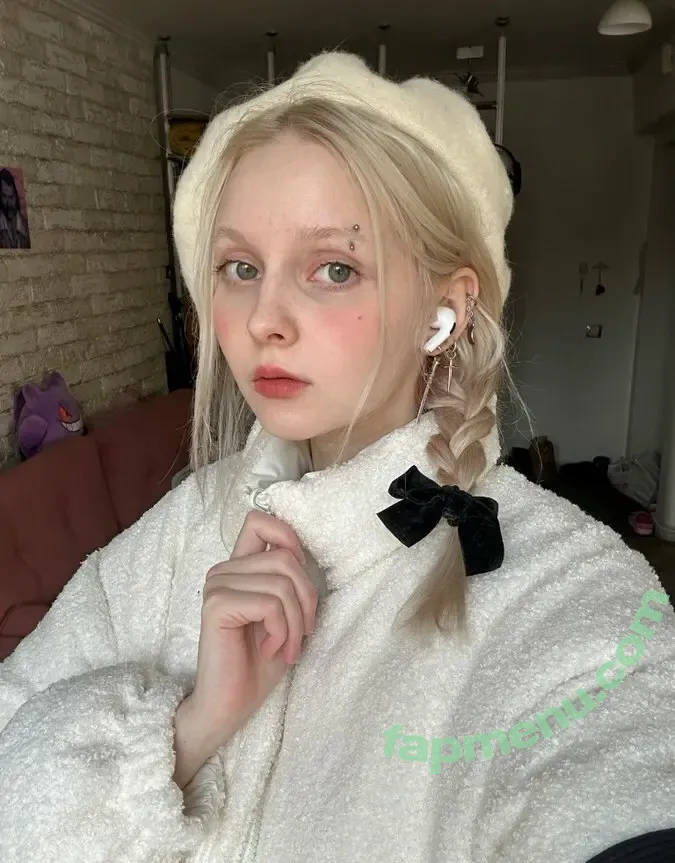 Sasha Gaier nude photo #0148 (acidjazzsinger / sasha.gaier / yukajevons)