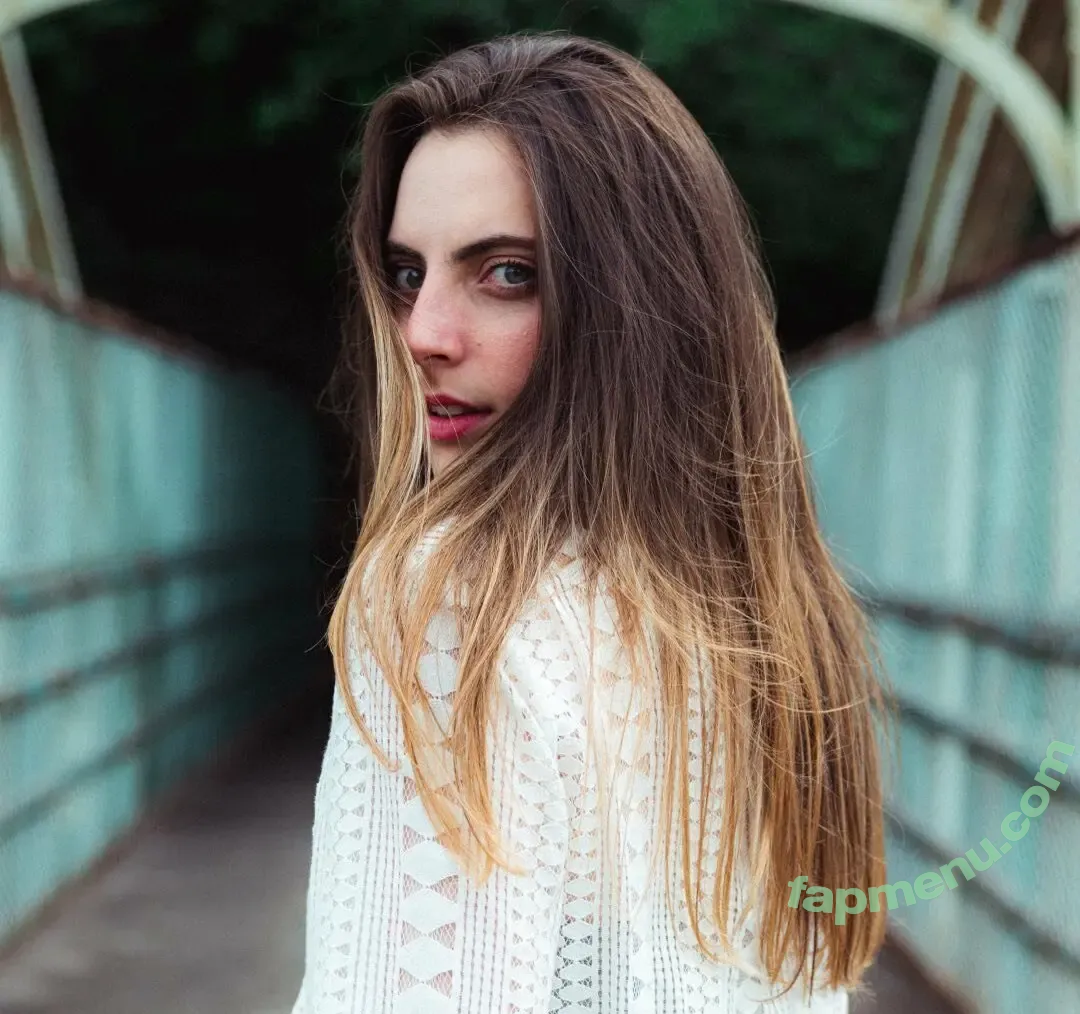 Seerasan nude photo #0001 (Sarah from Toyko Creative)