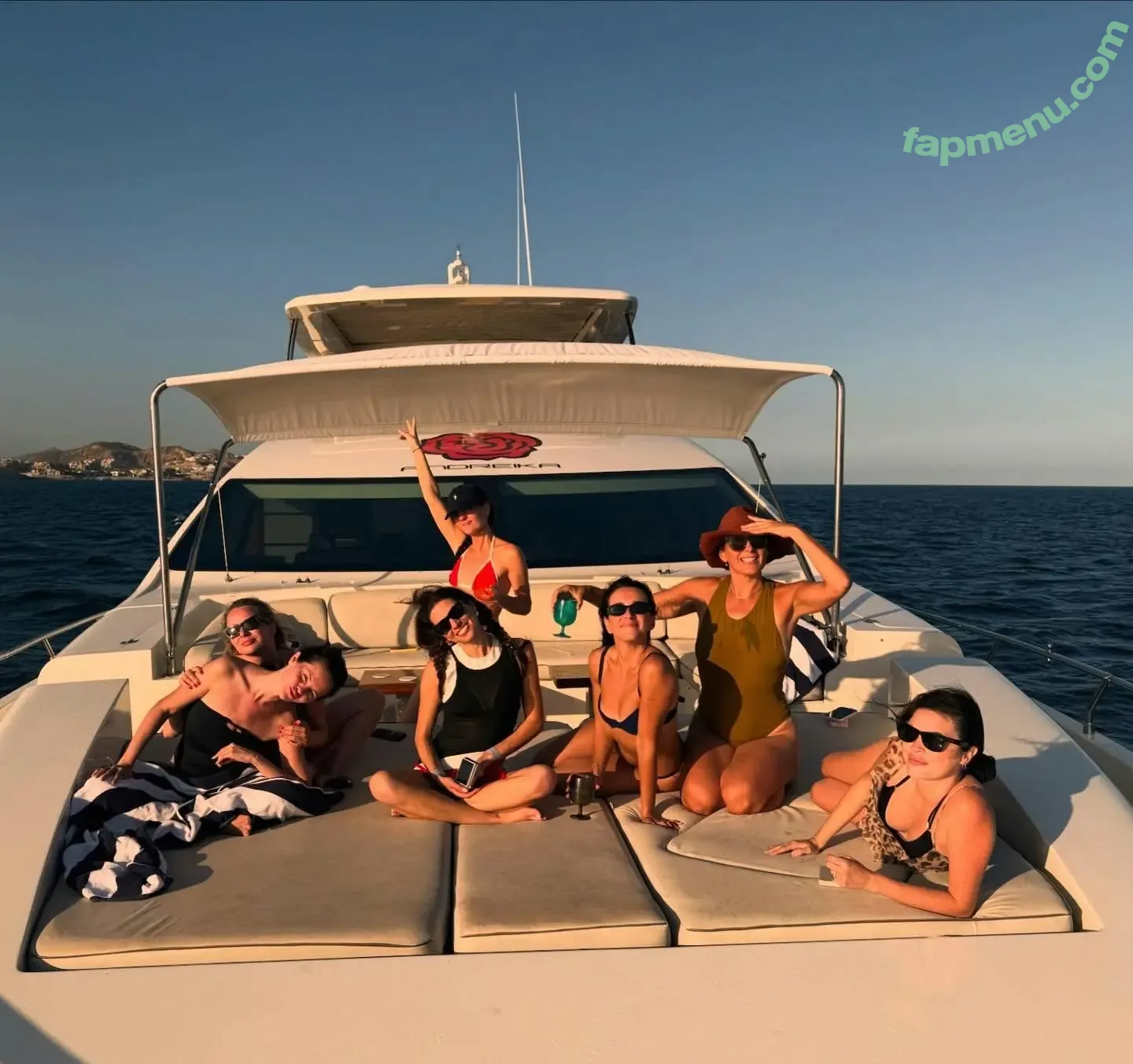 Selena Gomez nude photo #0132 (selena.gomez / selenagomez)