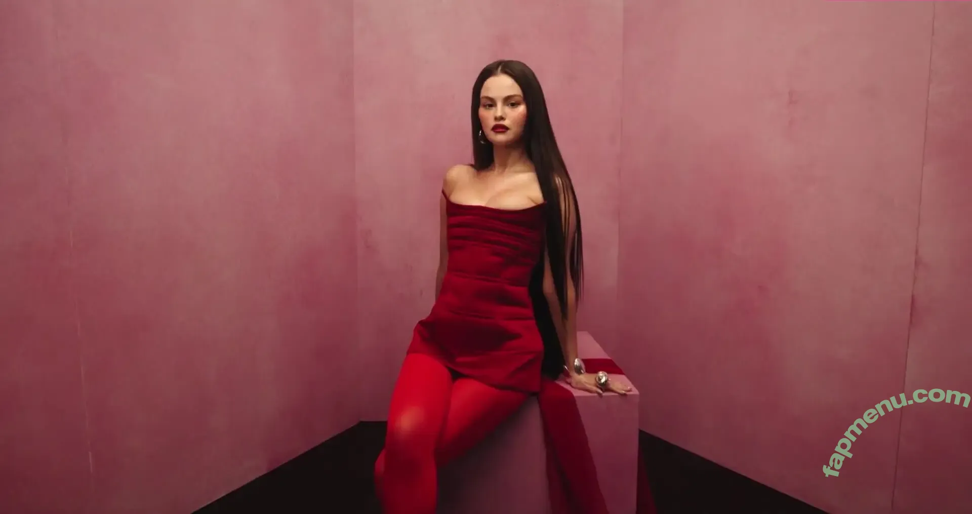 Selena Gomez nude photo #0136 (selena.gomez / selenagomez)