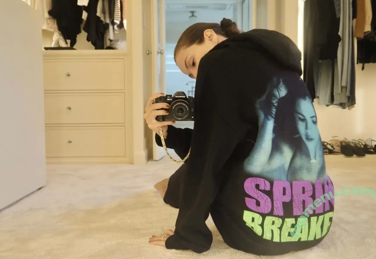 Selena Gomez nude photo #0218 (selena.gomez / selenagomez)