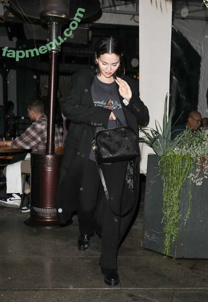 Selena Gomez nude photo #0407 (selena.gomez / selenagomez)