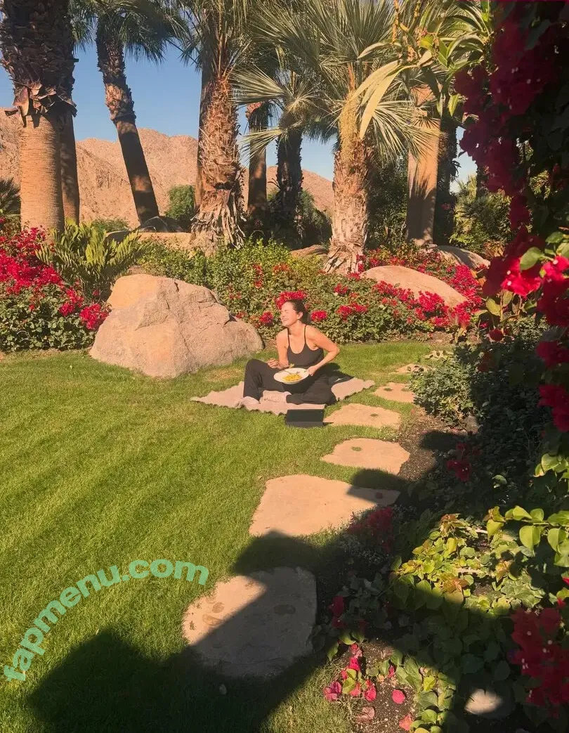 Selena Gomez nude photo #0450 (selena.gomez / selenagomez)