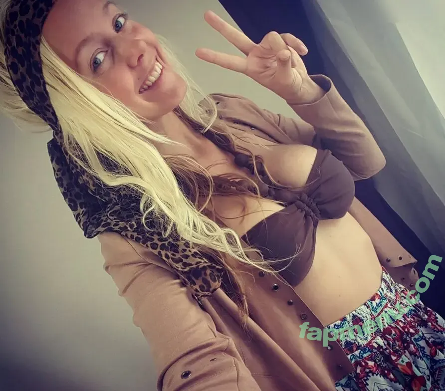 Sexy Julia nude photo #0094 (einfachechtjulia / sexyjulia.unfiltered)