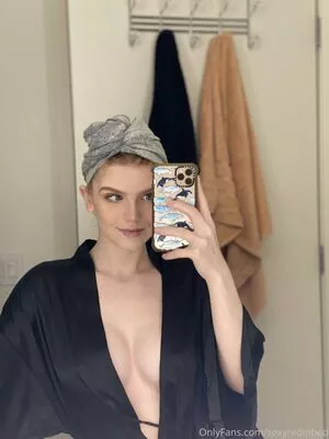 sexyredinbed / throwanitback nude photo #0001