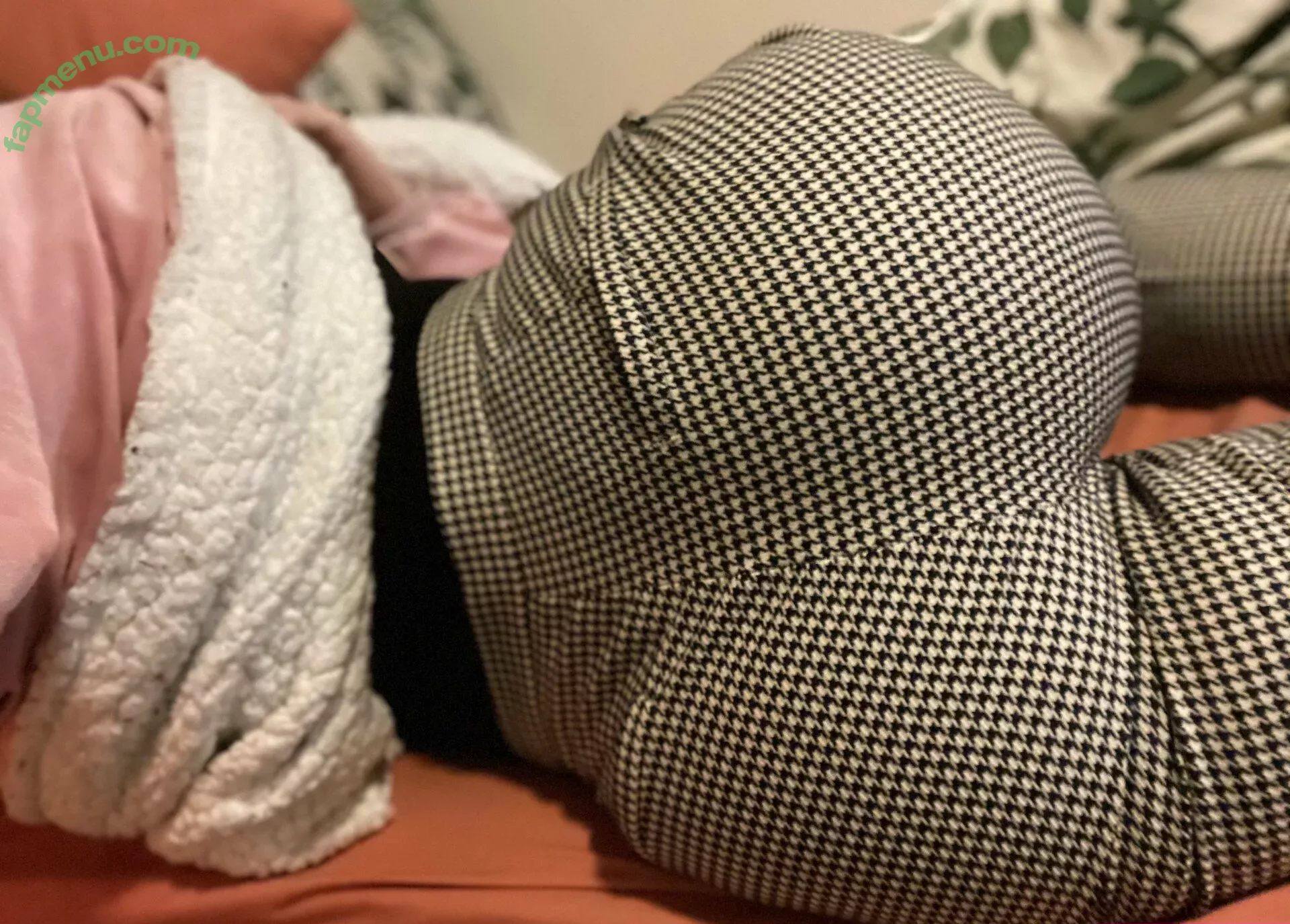 sexyredinbed nude photo #0062 (throwanitback)