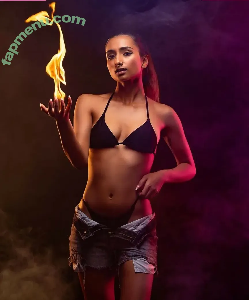 Shaghana Doyle nude photo #0001 (Shaghana Doyle)