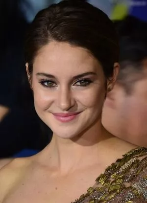 Shailene Woodley / shailenewoodley nude photo #0141