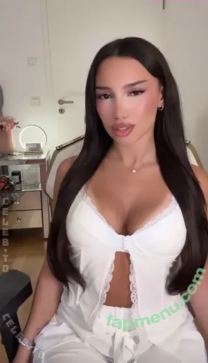 shakiravv / ishakira / shakira nude photo #0127