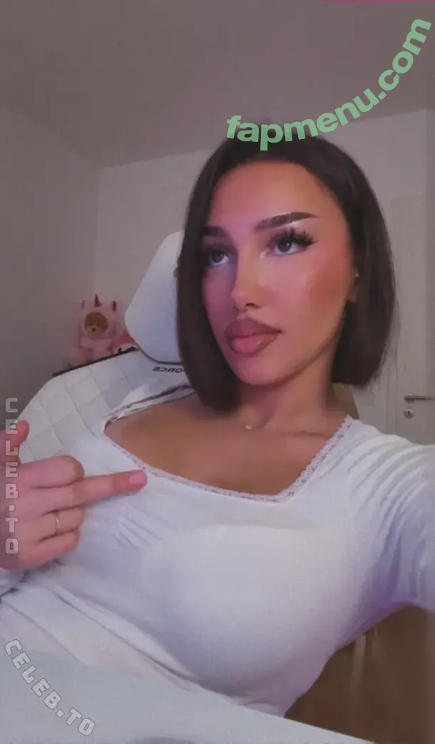 shakiravv nude photo #0087 (ishakira / shakira)