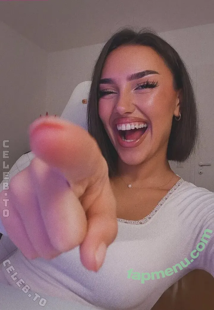 shakiravv nude photo #0090 (ishakira / shakira)