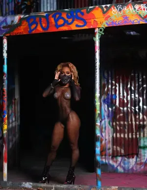 Shapedbylondon nude photo #0016