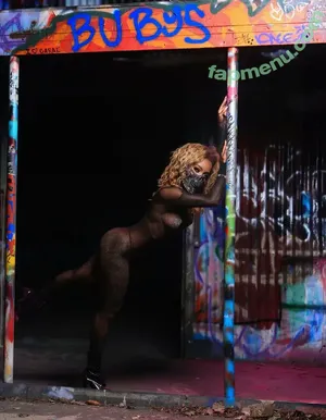 Shapedbylondon nude photo #0018