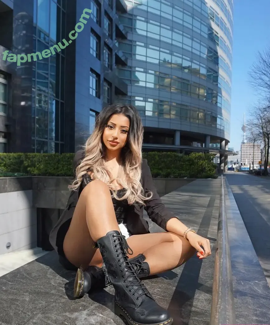 Shaweena nude photo #0001 (Shaweena)