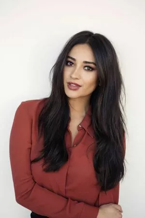 Shay Mitchell / shaymitchell nude photo #0137