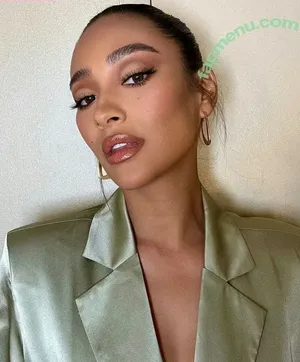 Shay Mitchell / shaymitchell nude photo #0823