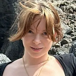 sheis_bond page