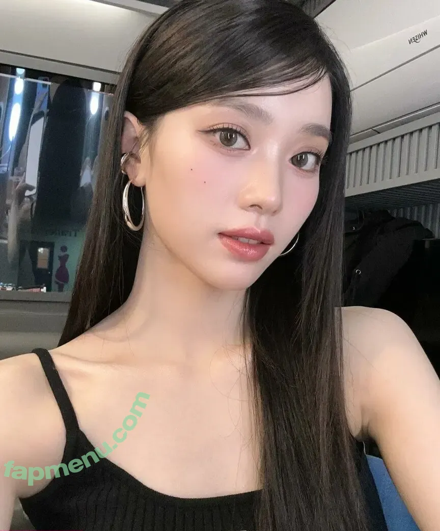 Shen Xiaoting nude photo #0005 (whosxiaoting_)