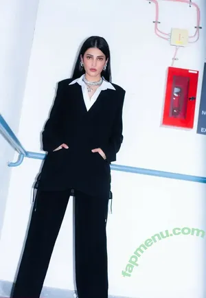 Shruti Haasan / Shruti Hasan / shrutihaasan / shrutzhaasan nude photo #0015