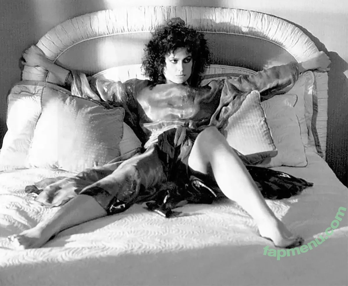 Sigourney Weaver nude photo #0121 (sigourney.weaver.242)