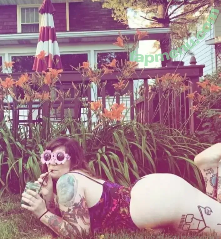 Silly Girl nude photo #0021 (sillylittle_girl / sillyxgirl / sourxgrapes)