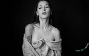 Similunea nude photo #0001
