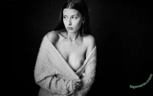 Similunea nude photo #0003