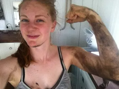 Simone Giertz / simonegiertz nude photo #0002