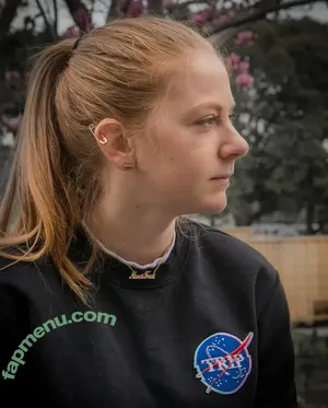 Simone Giertz / simonegiertz nude photo #0039