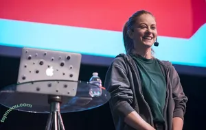 Simone Giertz / simonegiertz nude photo #0076