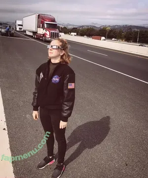 Simone Giertz / simonegiertz nude photo #0122