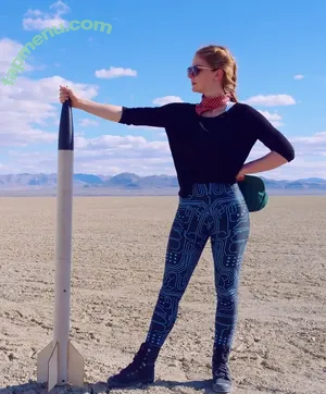 Simone Giertz / simonegiertz nude photo #0124