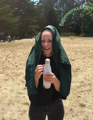 Simone Giertz / simonegiertz nude photo #0158