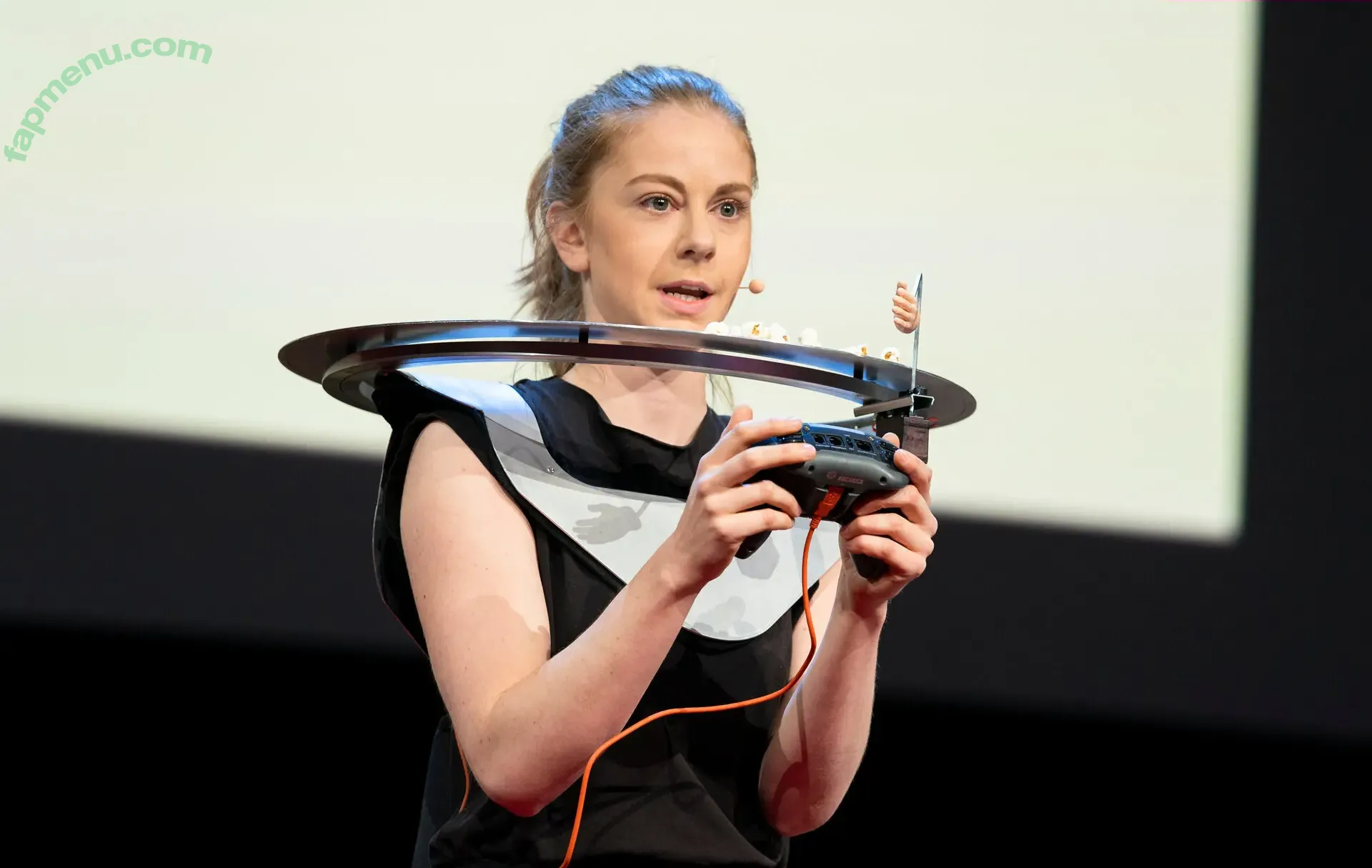 Simone Giertz nude photo #0107 (simonegiertz)