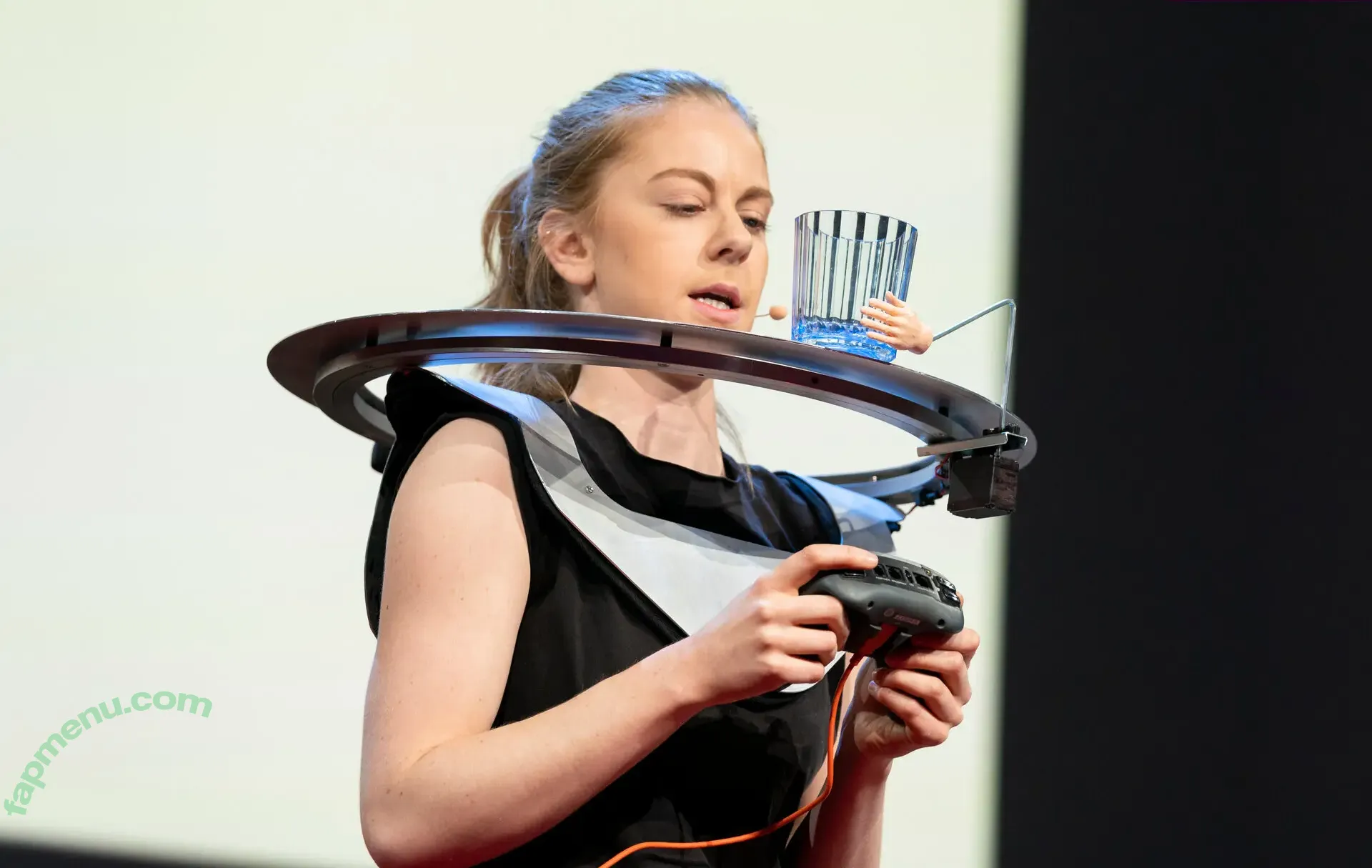 Simone Giertz nude photo #0108 (simonegiertz)