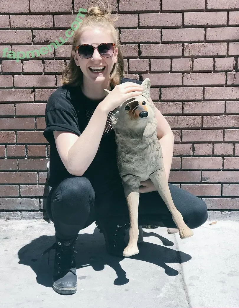 Simone Giertz nude photo #0121 (simonegiertz)