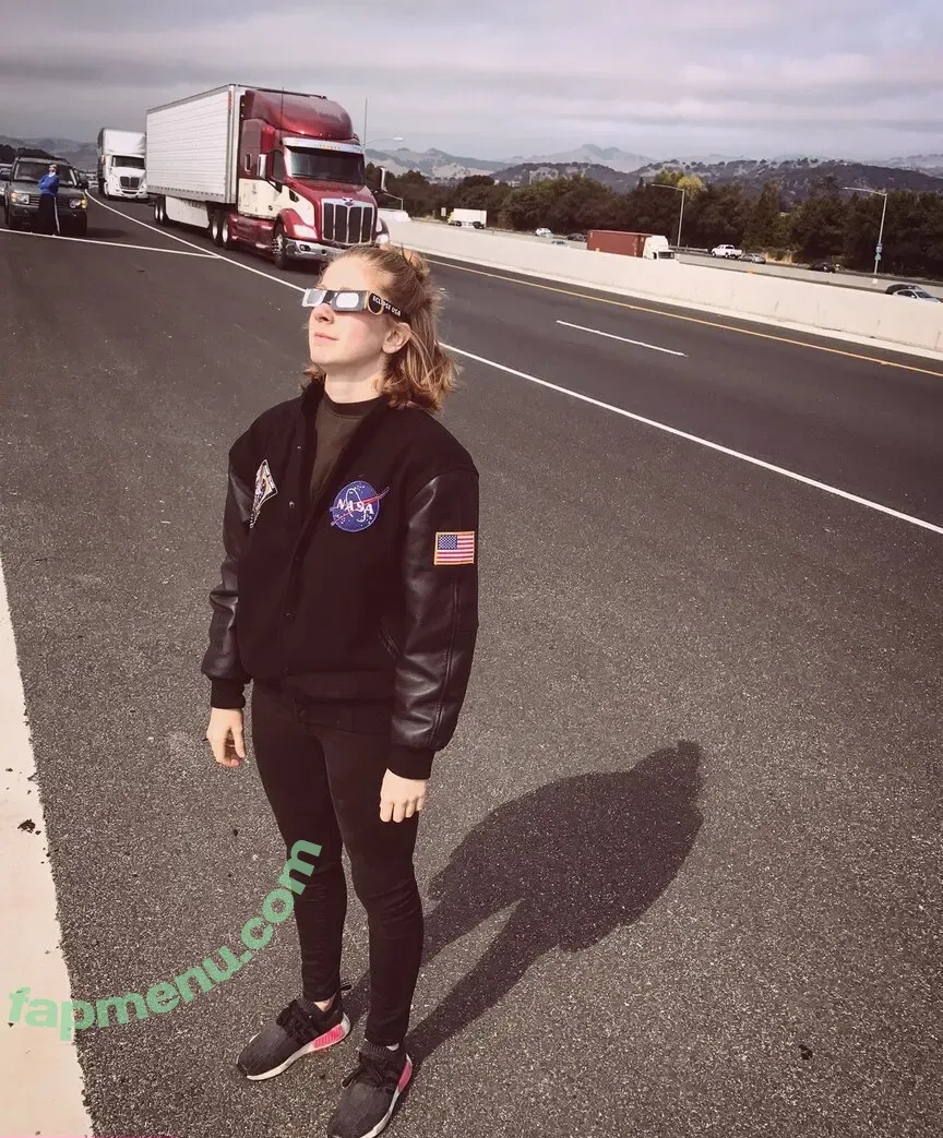 Simone Giertz nude photo #0122 (simonegiertz)