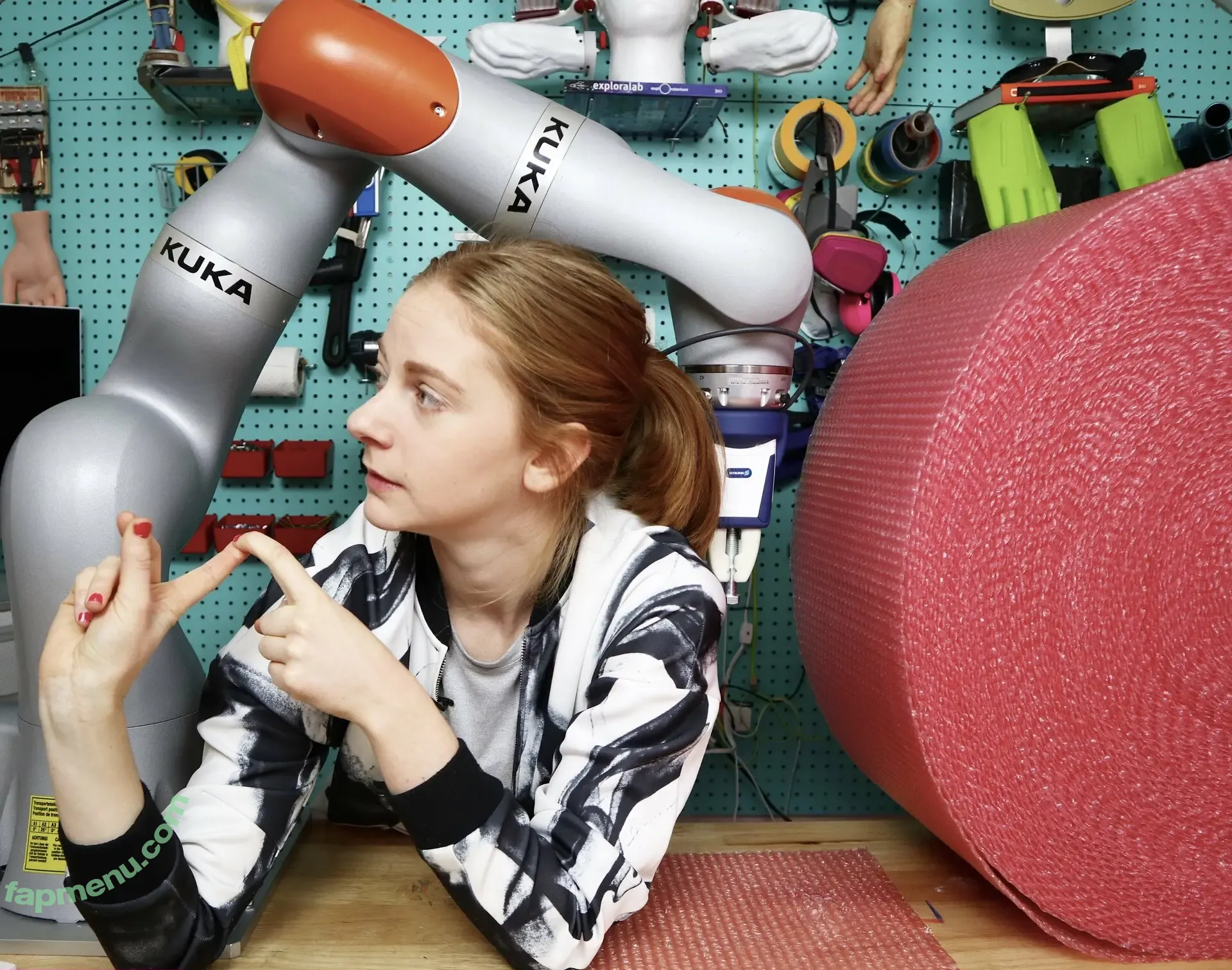 Simone Giertz nude photo #0127 (simonegiertz)