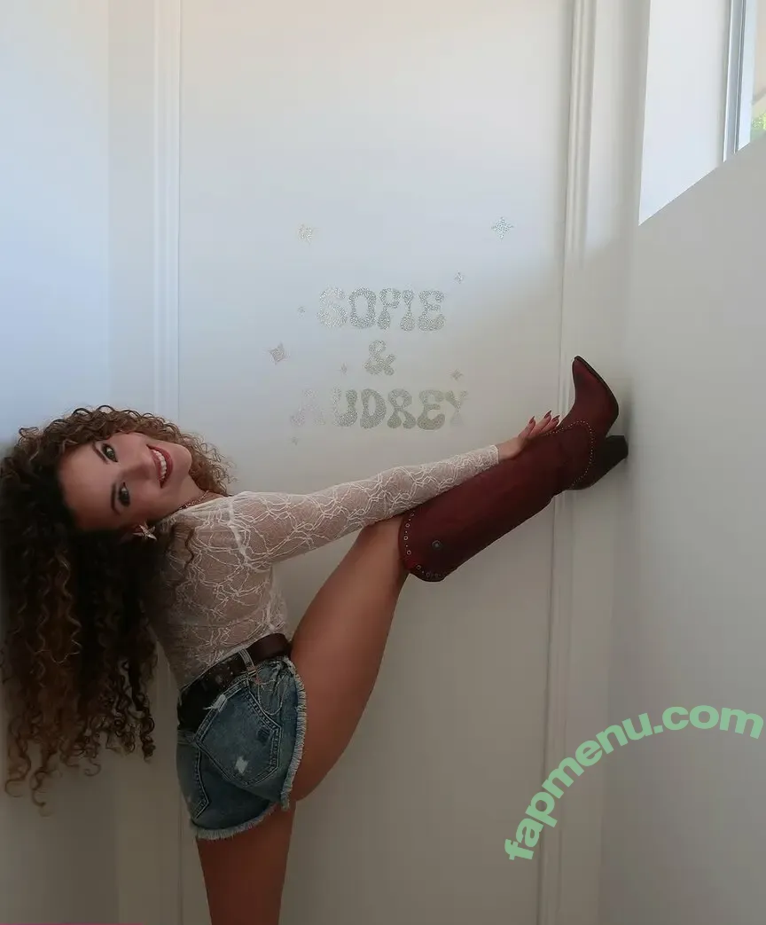 Sofie Dossi nude photo #0436 (sofiedossi)